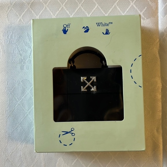 SALE!!! Off-White unisex Logo AirPods case NWB - Picture 4 of 9